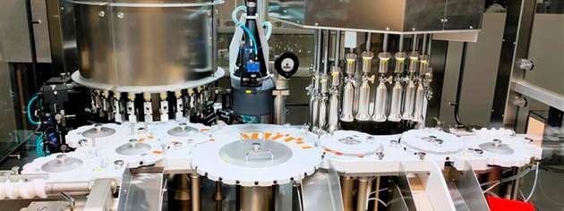 Aufbau der automatisierten Prüfapplikation: Links erfolgt die Inspektion via Machine Vision rechts die Druckkontrolle, also ob die Ampullen korrekt verschlossen sind.