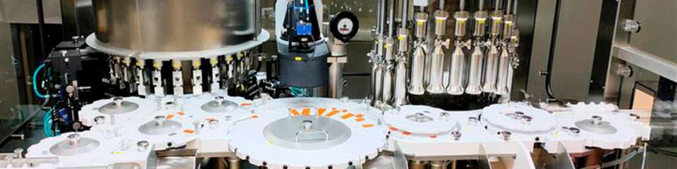 Aufbau der automatisierten Prüfapplikation: Links erfolgt die Inspektion via Machine Vision rechts die Druckkontrolle, also ob die Ampullen korrekt verschlossen sind.