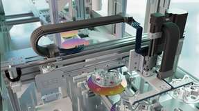 Die kompakte, ableitfähige Energiekette mit selbsttragender Funktion macht platzraubende Abschirmungen überflüssig.