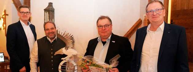 Im Rahmen der internen Verabschiedung würdigte der kaufmännische Geschäftsführer Franz Kamhuber seinen langjährigen Kollegen Martin Stadler. 