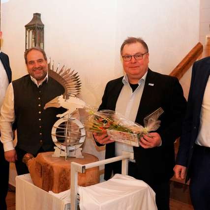 Im Rahmen der internen Verabschiedung würdigte der kaufmännische Geschäftsführer Franz Kamhuber seinen langjährigen Kollegen Martin Stadler. 