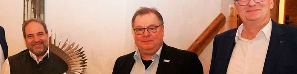 Im Rahmen der internen Verabschiedung würdigte der kaufmännische Geschäftsführer Franz Kamhuber seinen langjährigen Kollegen Martin Stadler. 