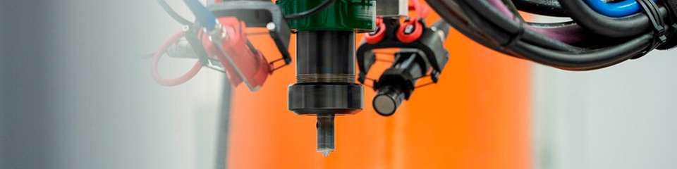 Akustische Prozessüberwachung in der Praxis: Der Messaufbau kombiniert Mikrofone am FSW-Werkzeug mit synchron erfassten Maschinenparametern als Grundlage für KI-gestützte Verschleißerkennung.