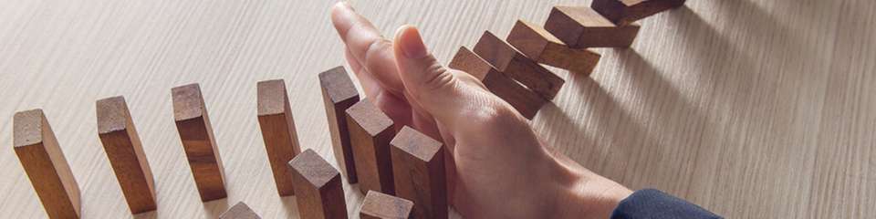 Cyberkriminelle automatisieren ihre eigenen Aufklärungsaktivitäten und bedienen sich legitimer Werkzeuge, sodass es immer schwerer wird, echte Angriffe von normalem Systemverhalten zu unterscheiden. Möglichst schnelles Erkennen und Reagieren reicht nicht mehr: Heute brauchen Security-Teams smarte Präventionssysteme.