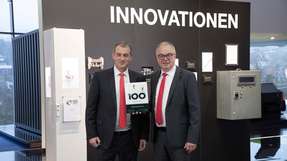 Die Geschäftsführer Mario De Marco (links) und Uwe Scharf mit der Auszeichnung „Top 100“: „Von unserer Innovationskraft und unseren Lösungen profitieren Kunden auf der ganzen Welt.“