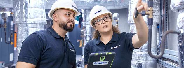 Mitarbeitende prüfen im Rahmen des technischen Facility Managements Anlagen und Leitungen vor Ort und dokumentieren Messergebnisse digital.