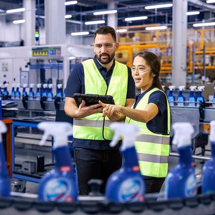 Leadec-Spezialisten nutzen mobile Endgeräte zur Echtzeit-Überwachung und Steuerung von Produktionsprozessen. Die Verknüpfung von technischem Know-how und digitalen Tools sichert eine maximale Anlagenverfügbarkeit.