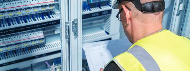 Der digitale Zwilling bündelt Konstruktions- und Fertigungsinformationen und dient als Referenz für automatisierte Schritte im durchgängigen Arbeitsablauf im Schaltschrankbau.