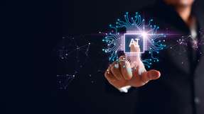Bislang forderte die Datenaufbereitung mühsame manuelle Arbeit, weshalb Unternehmen nur einen Bruchteil ihrer Datenschätze für den Digitalen Zwilling nutzen konnten. Fortschrittliche KI-Modelle automatisieren diese Datenpipelines und Kontextualisierungsschritte nun selbst bei hochkomplexen Systemen. 