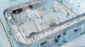 Antriebstechnik umfasst alle Komponenten, die elektrische Energie in eine kontrollierte mechanische Bewegung umwandeln. In automatisierten Fabriken gehören dazu typischerweise Elektromotor, Frequenzumrichter oder Servoregler, Getriebe, Kupplung, Bremse, Sensorik, Steuerung, Software und Kommunikation.