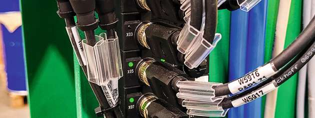 EtherCAT P-Box-Module verbinden die dezentralen I/Os für Achsen, Greifer und Sensoren über nur ein Kabel für Kommunikation und Power (rot/schwarz) mit der Steuerung im Schaltschrank.