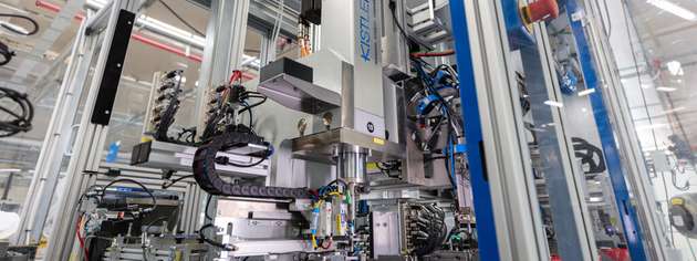 Mit einer Taktzeit von nur fünf Sekunden bringt sich das elektromechanische Fügemodul NCFE von Kistler in Position, führt den Einpressvorgang kraft-weg-überwacht durch und vollzieht eine ebenso schnelle Rückzugsbewegung.