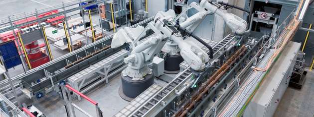 Liebherr-Components Kirchdorf verarbeitet in automatisierten Metall-Sägezentrum Langgut aus Stahl für Hydraulikzylinder – und das besonders effizient und präzise. Dabei greifen Robotik von ABB Robotics, intelligentes Engineering sowie eine in der Lagerverwaltung integrierte Software von Involon ineinander.
