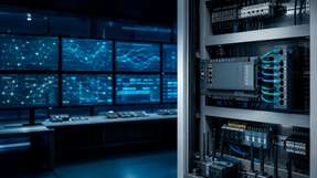 Vernetzte Industriekomponenten und Monitore zur Überwachung von IT/OT-Systemen und digitalen Sicherheitsprozessen.