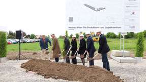 Spatenstich mit Renate Pilz (3.v.r), Susanne Kunschert (mitte) und Thomas Pilz (2.v.r)