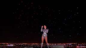 300 Shooting-Star-Drohnen von Intel bildeten während Lady Gagas Auftritt die amerikanische Flagge.