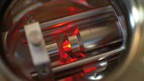 Es sieht aus wie ein schwebendes Nanokügelchen: Mit diesem Lasersensor können kleinste Kräfte gemessen werden.