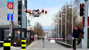 Durch Imitieren eines Auto- oder Fahrradfahrers lernt die Drohne die Verkehrsregeln.