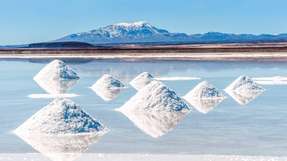 Der Salar de Uyuni in Bolivien ist mit mehr als 10.000 Quadratkilometern die größte Salzton-
ebene der Erde. Er beherbergt eines der weltweit größten Lithiumvorkommen. Laut U.S. Geological Survey sollen dort etwa 5,4 Millionen Tonnen Lithium lagern.