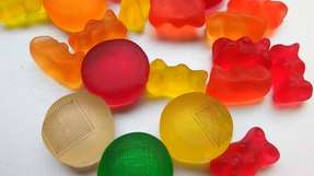 Auf Gummibonbons gedruckte Mikroelektroden-Arrays: Wissenschaftlerinnen und Wissenschaftlern der Technischen Universität München (TUM) und des Forschungszentrums Jülich ist es gelungen, Mikroelektroden-Arrays auf verschiedene weiche Oberflächen zu drucken. Zu den bedruckten Materialien zählt auch Gelatine in Form von Gummibärchen, die zuvor eingeschmolzen und in eine neue Form gebracht wurden.