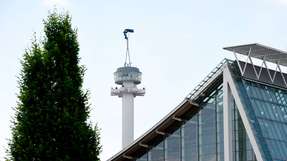Blick auf den Hermesturm in Hannover: Auf dem Messegelände wird künftig mit 5G gefunkt.