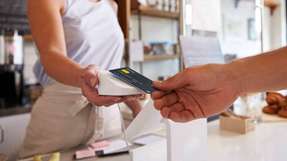 Biometrische Karten mit Fingerabdrucksensor bleiben während des gesamten Bezahlvorgangs in der Hand des Karteninhabers.