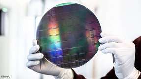 Ein SiN-Wafer mit integrierten photonischen Schaltkreisen, hergestellt auf der hochmodernen 200mm-Linie von imec.