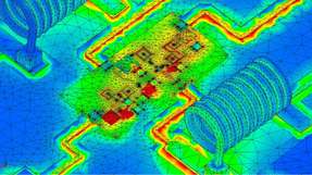 Die Software zeigt elektromagnetische Netze in einem Multitechnologie-HF-Modul mit Geometrien von Mikrometern bis Zentimetern.