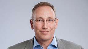 Andreas Falke ist Geschäftsführer des FBDi Verbandes. Er löst Wolfram Ziehfuß ab. Er bekleidete über 21 Jahre verschiedene Positionen im Handel, davon 15 Jahre in Vertrieb und Marketing bei Arrow und 2,5 Jahre Einkaufsleitung in der Elektronikbranche.