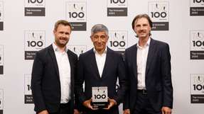 Wissenschaftsjournalist Ranga Yogeshwar (Mitte) hat den Top 100 Award an Vitalij Gil und Karsten Schmidt (beide Rogers Germany) übergeben.