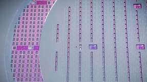 Waferbonden ist ein Verfahrensschritt in der Halbleiter- und Mikrosystemtechnik, bei dem zwei oder mehr Scheiben miteinander verbunden werden.