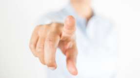 Die Lösung von Hy-Line verwendet ein planes Standard-Display, das mit einem gewölbten Deckglas (Cover Lens) verklebt wird.