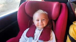 Immer wieder vergessen Eltern ihre Kleinkinder im Auto. Im schlimmsten Fall, bei extremer Hitze etwa, kann das zum Tod führen. Um das zu verhindern, können Neuwagen mit einer „Child Presence Detection“ ausgestattet werden.