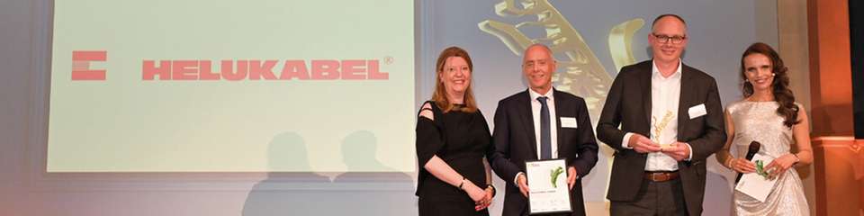 An der Preisverleihung haben teilngenommen: (v.l.) Dr. Christine Wolter, Partnerin und Lead bei Deloitte Private, Andreas Hoppe und Marc Luksch, Geschäftsführer von Helukabel und Moderatorin Susanne Schöne.