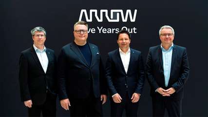 Arbeiten künftig zusammen (von links): Florian Brenner (Distribution Manager EMEA, TDK-Lambda Europe), Jörg Strughold (President Global Components EMEA, Arrow), Florian Seifriz (Distribution Director EMEA, TDK-Lambda Europe) und Volker Strauss (Global Supplier Business Manager IP&E, Arrow).