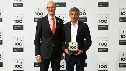Ulrich Engenhardt, Chief Business Units Officer bei Rittal, nimmt den Preis als Top100 Innovator von Laudator Ranga Yogeshwar entgegen.