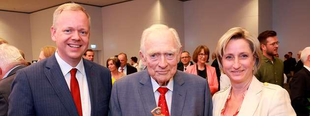 Preisträger Helmut Rudel, Gründer von Rutronik aus Ispringen, mit Dr. Nicole Hoffmeister-Kraut (rechts) und Matthias Neth (links). 
