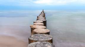 Störungsfreie Bedienfelder sind ein Schlüssel für die elektromagnetische Verträglichkeit industrieller Maschinen, von der Materialauswahl über das Gehäuse bis hin zu EMV-Tests in der Entwicklungsphase.