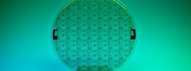 4-Zoll-GaN-auf-SiC-Wafer der GaN07-Technologie des Fraunhofer IAF. Die Wafer werden vollständig in der hauseigenen Halbleiterlinie hergestellt und getestet - einschließlich Design, Epitaxie, Waferverarbeitung und Charakterisierung.
