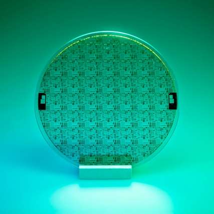 4-Zoll-GaN-auf-SiC-Wafer der GaN07-Technologie des Fraunhofer IAF. Die Wafer werden vollständig in der hauseigenen Halbleiterlinie hergestellt und getestet - einschließlich Design, Epitaxie, Waferverarbeitung und Charakterisierung.