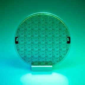 4-Zoll-GaN-auf-SiC-Wafer der GaN07-Technologie des Fraunhofer IAF. Die Wafer werden vollständig in der hauseigenen Halbleiterlinie hergestellt und getestet - einschließlich Design, Epitaxie, Waferverarbeitung und Charakterisierung.
