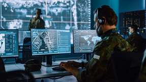 Mit robustem Design und integrierten Schnittstellen unterstützt der Cheetah Tactical Router vernetzte Einsätze auf Fahrzeugplattformen und in anspruchsvollen Einsatzszenarien.