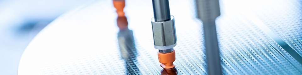 Der widerstandsfähige Werkstoff HT1-ESD eignet sich dank seiner ESD-Kompatibilität für Sauggreifer, die empfindliche Elektronik-Komponenten handhaben.