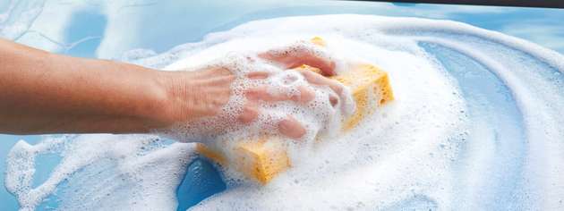 Antimikrobielle Oberflächen hemmen das Wachstum von Mikroorganismen wie Bakterien, Pilzen oder Algen. Durch spezielle Beschichtungen mit Silber-Ionen oder physikalisch wirkende Materialien lassen sich Keime auf Eingabesystemen effektiv reduzieren.