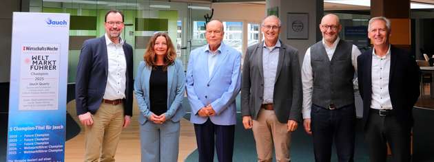 Wissenschaft trifft Wirtschaft: Die Jauch-Geschäftsleitung mit Prof. Dr. Ulrike Salat und Prof. Dr. Christoph Reich von der Hochschule Furtwangen University beim Austausch über zukünftige Kooperationen.