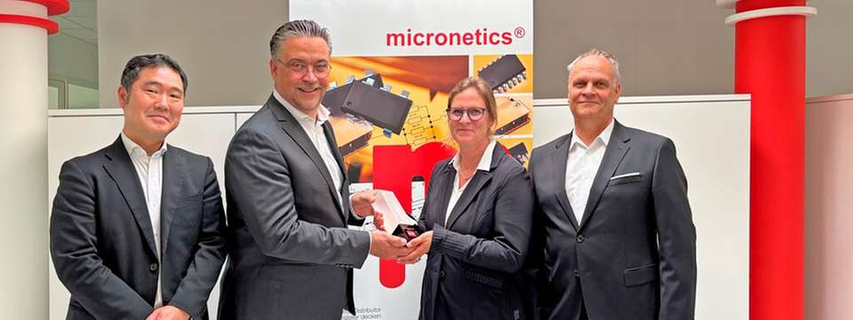 Micronetics und Rohm feiern ihre 30-jährige Partnerschaft: Angela Kleiter, CEO bei Micronetics, Wolfram Harnack, Präsident von Rohm Europa (zweite von links), Yoshihisa Taguchi, Senior Sales Director bei Rohm (links), und Oliver Edelmann, Distribution Sales Director bei Rohm.