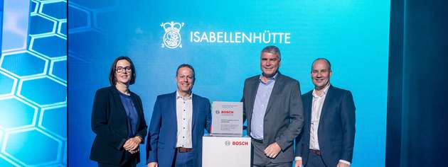 Dorothee Pethe (VP Purchasing Electronic Components Bosch Mobility), Antonio Villar (Head of Sales / Global Key Account Manager, Isabellenhütte), Thilo Gleisberg (Managing Director, Isabellenhütte) und Dr. Arne Flemming (Senior Vice President, Supply Chain Management, Bosch) bei der Preisübergabe der „Bosch Global Supplier Awards" (von links nach rechts).
