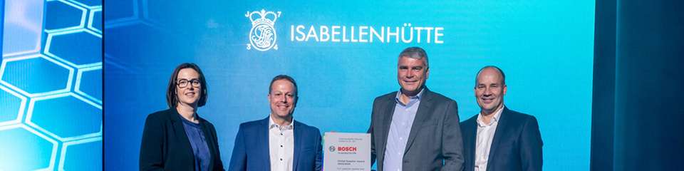 Dorothee Pethe (VP Purchasing Electronic Components Bosch Mobility), Antonio Villar (Head of Sales / Global Key Account Manager, Isabellenhütte), Thilo Gleisberg (Managing Director, Isabellenhütte) und Dr. Arne Flemming (Senior Vice President, Supply Chain Management, Bosch) bei der Preisübergabe der „Bosch Global Supplier Awards" (von links nach rechts).