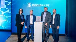 Dorothee Pethe (VP Purchasing Electronic Components Bosch Mobility), Antonio Villar (Head of Sales / Global Key Account Manager, Isabellenhütte), Thilo Gleisberg (Managing Director, Isabellenhütte) und Dr. Arne Flemming (Senior Vice President, Supply Chain Management, Bosch) bei der Preisübergabe der „Bosch Global Supplier Awards" (von links nach rechts).