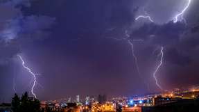 Die getriggerte Carbon-Funkenstreckentechnologie von Phoenix Contact leitet selbst mehrfach auftretende Überspannungen sicher ab – für zuverlässigen Schutz sensibler Anlagen und hohe Betriebssicherheit in Industrie, Gebäuden und Infrastruktur.